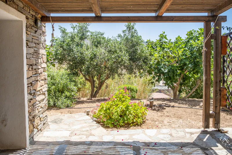 Twin bedroom with direct access to the garden terrace
